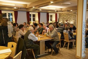 Ein kleiner Überblick über den gut gefüllten Saal im Hirsch...