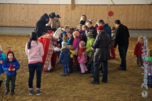 Aber der Nikolaus hatte für alle was, auch für die Pferde (Futter gespendet von Reitsport Abele)