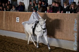 Charlotte Uhl auf Jacko als Mond