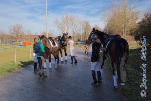 Die Reiter auf dem Weg zum Reitplatz... Nachdem überraschenderweise das Wetter sonnig und warm war, bot sich der Platz ideal an...