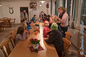 Alle sitzen am Tisch, vor sich leckere Plätzchen und Mandarinen. Julia hat ihr Laptop dabei, darauf dürfen die Kinder einen Film vom Nikolausreiten sehen. Karin und Rainer haben gefilmt...