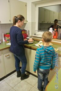 Julia bäckt fleissig viele Waffeln für die Kinder...