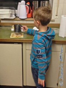 Heiko hilft mit, verziert alle Waffeln mit Puderzucker und verteilt sie an die anderen Kinder...