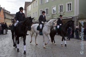Manuel Bühler, Georg Gösele und Josef Wecker, ein Schimmel zwischen zwei Rappen eingerahmt...
