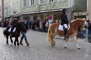 Renate Berhalter lässt wieder reiten, sie führt ihre Nichte Nele, ihr Bruder Stefan Löffelad darf ihren Hafi "Otto" reiten..