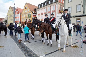 Noch stehen sie vor dem Marktplatz auf der Straße...