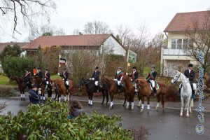 Ein Teil unserer Reiter am Aufstellplatz, schön in einer Reihe..