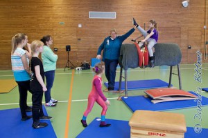 Nina Hauber bei ihrer Übung, die Lehrgangsleiterin zeigt, wie sie das Bein korrekt bewegen muss. Anja Zappe, Nora Pautz, Anna-Lena Hammele, Katja Wilhelm und Kathrin Zappe sehen zu. Am Ende ist es eine fast perfekte Mühle..