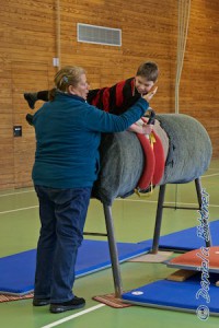 Denis Abele beim Intensivtraining mit der Lehrgangsleiterin. Er lernt ein neue Art des Abgangs. Bis der sitzt, muss Denis viel schwitzen...