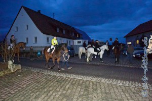 Im großen Hof der Familie Bolz sammelten sich die Reiter...