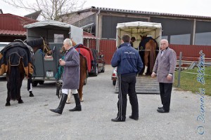 Auf dem Hof von Familie Wolpert trafen sich die Reiter. Emsig wurden die Pferde gerichtet... Um halb zwölf wollten sie mit Pferd beim Jubilar sein...