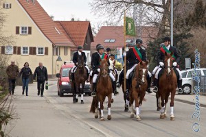 Dann ritten sie in schöner Formation vor zum "Hirsch". Gebhard ging zu Fuss, er trug das Geschenk... Und Josef Wecker sicherte die Reiter von hinten mit dem Auto ab...