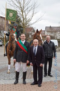 Vorne Manuel Bühler und Otto Bühler, im Hintergrund Gebhard Bühler und Helmut Hohnheiser an der Standarte...