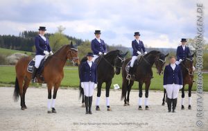 Alle mal von vorne... Aniella Raab auf Joey, Marlene Hagel, Elena Boschatzke auf Monte, Anja Ebert auf Della Grazia, Cornelia Brenner und Inga Maierhöfer auf Herata.