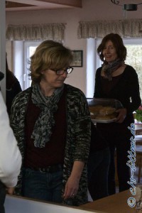 Corina Knoblauch bringt belegte Brötchen. Sie war schon den ganzen Nachmittag zum Helfen da...