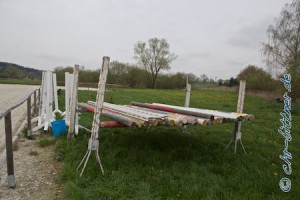 Schon am Vortag hat Martin Esdar mit ein paar Helfern die Stangen vom Platz geräumt, damit die Fahrer Platz haben...