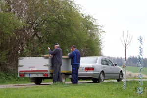 Josef Wecker und Gebhard bringen noch Bänke für die Zuschauer...