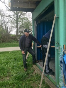 Mit Martin Esdar hatte Gebhard den Tisch für die Bewirtung im Container aufgestellt...