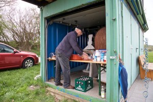 Gebhard Bühler kümmert sich rührend um die Verpflegung der Fahrer. Belegte Wecken, Butterbrezeln, Kuchen, Kaffee und viele Getränke, alles hat er im Container schön hergerichtet...