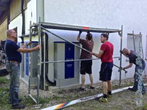 Kurz vor halb sieben war der Rest der Treppe weg und der erste Teil Helfer stelle gekonnt das Gerüst auf.