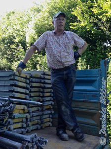 Gebhard koordinierte alles vom Hänger aus und reichte die passenden Teile...