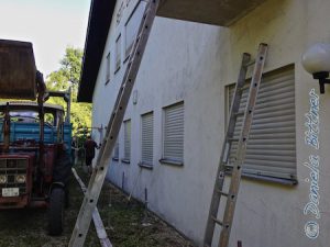 Nur die Platte oben an der Tür ist noch übrig...