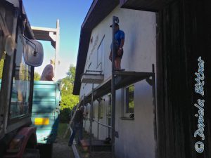 Schon eine halbe Stunde später stand schon das untere Stockwerk des Gerüsts...