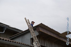 Josef Wecker klettert auf dem Dach herum und arbeitet fleissig...