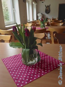 Im Reiterstübchen sind die Tische schon frühlingshaft mit Tulpen dekoriert...