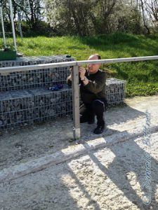 Martin hat sich den Zaun um den Reitplatz vorgenommen, die losen Latten werden nun mit kleinen Metallwinkeln von unten befestigt...