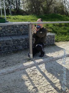 Mit einigen Schrauben wird alles festgemacht...