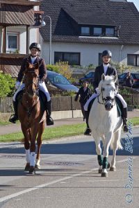 Charlotte und Sandra sind von Röhlingen nach Lippach geritten...