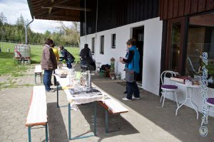 Bei Ingas Mama wird fleissig vorbereitet... Ingas Mutter hatte schon Tische und Bänke aufgestellt. Dann kamen viele Helfer mit Essen. Familie Gösele brachte leckere Kuchen und jeder, der kam, brachte irgendeine Leckerei mit. Die Tische bogen sich fast unter der Last der vielen köstlichen Speisen.