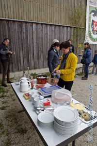 Draußen vor der Halle waren einige Tische und Bänke aufgestellt. Daneben gab es Essen in Selbstbedienung.