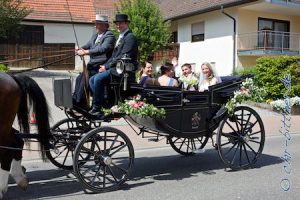 Hier das glückliche Paar in der Kutsche... Gefahren ist Franz Brauchle, Beifahrer war Michael Brauchle....