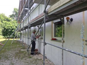 Hier ist Gebhard seit dem frühen Vormittag am Abkleben... Alle Fenster und Türen werden sorgfältig mit Folie vor Farbe geschützt...