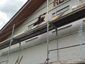 Am frühen Abend hat sich Gebhard ans Vorstreichen des Giebels gemacht... Nach dem Trocknen der Grundierung kann die Wand dann gestrichen werden...