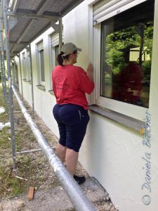 Bis zum Spätnachmittag war alles gestrichen. Conny hat noch alles Abgeklebte wieder von den Klebestreifen und der Folie befreit und das Silikon schön gerade geschnitten. Kurz nach fünf war sie damit auch fertig...