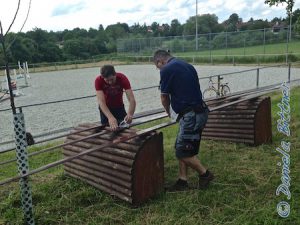 Die letzten Bleche werden von Simon und Josef ausgepackt...