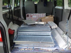 Zwischendurch kam Georg noch vorbei... Er hatte im Auto die Stufen für die neue Treppe für den oberen Richterturm...