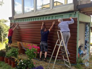 Er half dann mit, das nächste Blech am Container zu montieren...