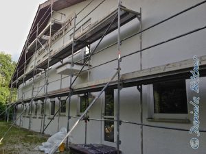 Abends sah die fertige Wand am Giebel so aus: strahlend weiß und tipptopp gerichtet...