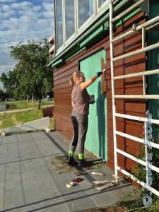 Und auf der anderen Seite hat Sandra angefangen, die Tür in passendem Farbton zu streichen...