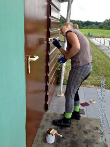 Sandra ist mit der einen Tür schon fast fertig...