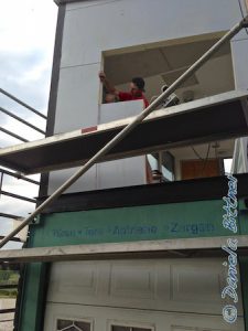 Oben hat Rainer ein großes Loch in die Seitenwand geschnitten... Hier sollen besagte Tür und Fenster rein...