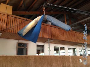 Hier schwebt so eine dicke Rolle am Haken....