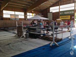 Am Samstag war der Endspurt vom Aufbau, saugen, alles schmücken, etc... Interessant ist die Verwendung von Hindernisstangen als Absperrung für die Technik... Sieht fast aus, wie ein Käfig für die Technik-Leute...
