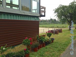 Nur noch ein Blech fehlt an der Wand vom Container, sonst ist alles schon geschafft...