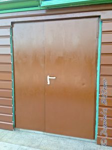 Die Tür vom Container unten ist fertig gestrichen ...