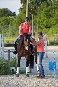 Wenn nötig, gibt Marlene direkt am Pferd Hilfestellung, so wie hier bei Elena Boschatzke und Forum...